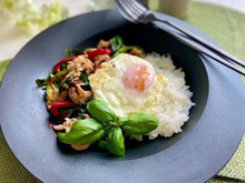 おうちにある食材でピリ辛なガパオライス風