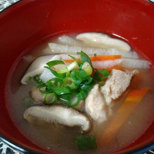 長芋・鶏肉・ニンジン・シイタケのお味噌汁