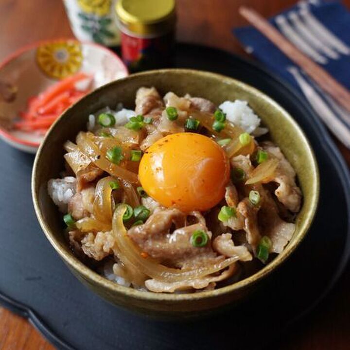 ボリューム満点!豚こまを使った丼レシピ