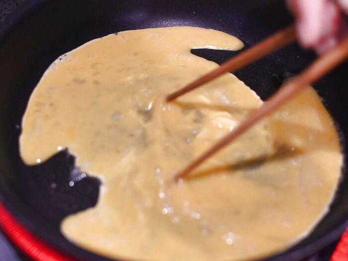 フライパンでスクランブルエッグを作ります
