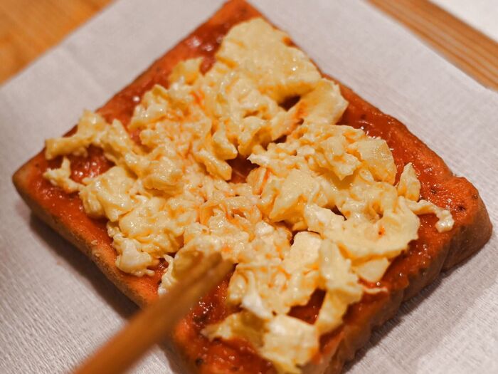 パンに乗せます