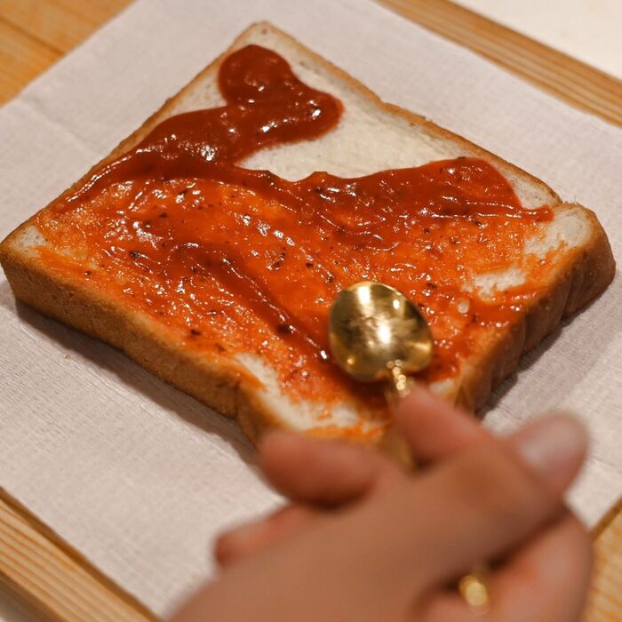 ピザソースをのばします