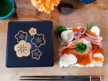 「海鮮寿司の左側の100均の重箱…開けてみて…」「カメ!?亀!?」お寿司のお供の握り寿司です!