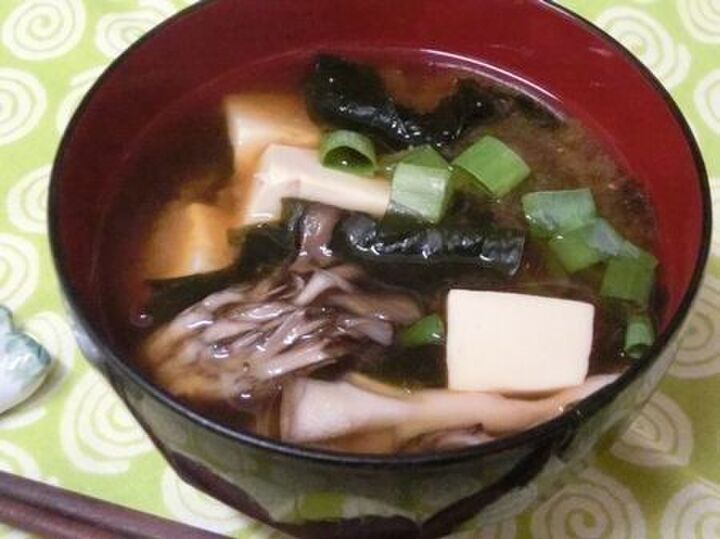うまみが凝縮♡「舞茸を使った味噌汁」のレシピ