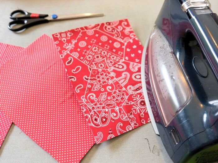 アイロンプレスで布を貼ります