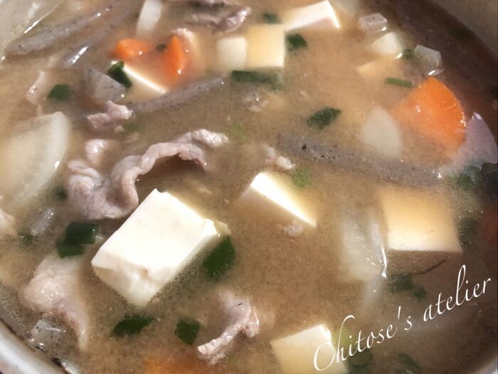 豚肉に火が通ったら味噌を溶き、豆腐を加えて完成です