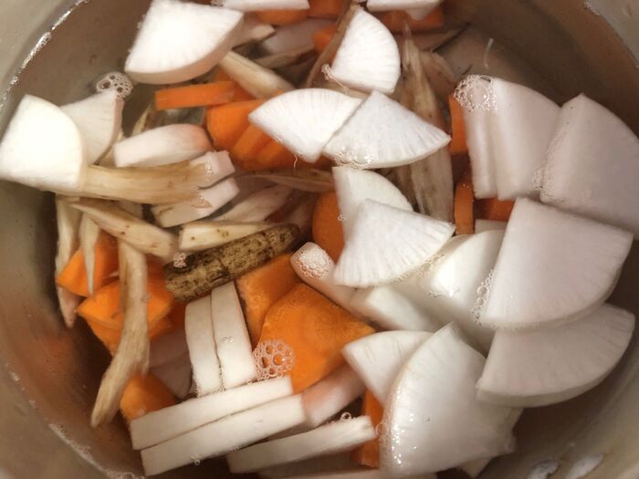 小鍋に大根、人参、牛蒡、水、だしの素、砂糖、醤油を入れ火にかけます(中火)