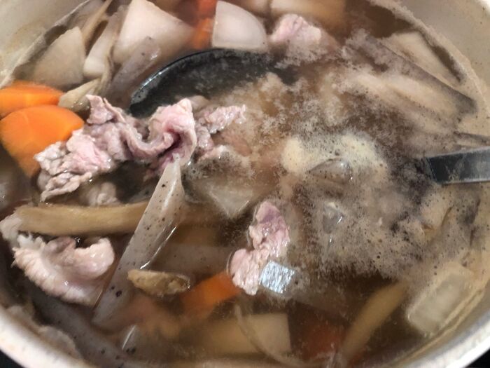 大根が透き通ってきたら、豚肉と小ネギを入れ煮ます