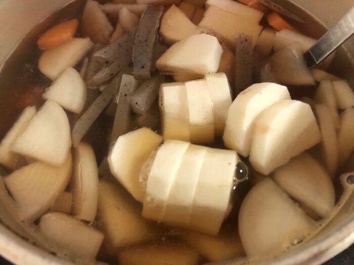 大根に竹串がスッと刺さったら、長芋、こんにゃくを入れ更に煮ます