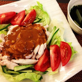 旨味をまるごといただきます!昆布だしで茹でたささみの棒棒鶏&簡単わかめスープ