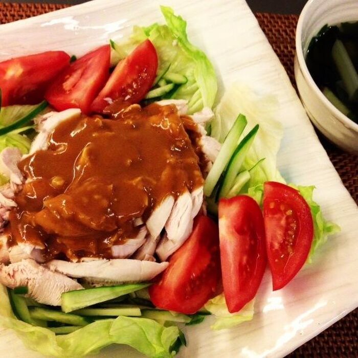 旨味をまるごといただきます!昆布だしで茹でたささみの棒棒鶏&簡単わかめスープ
