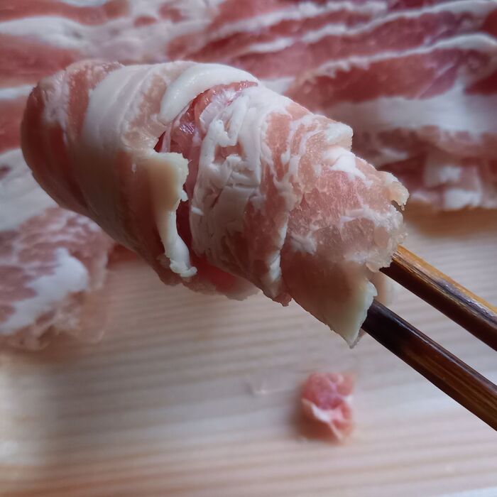 箸で巻けば固まり肉に