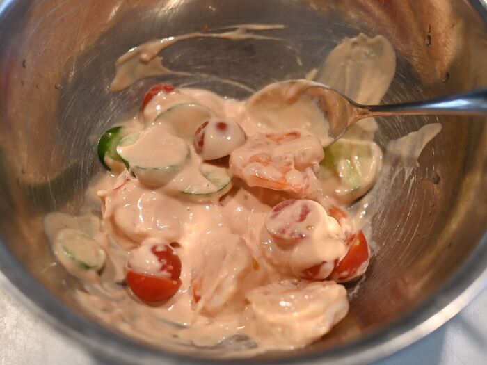 海老と野菜にオーロラドレッシングを混ぜます