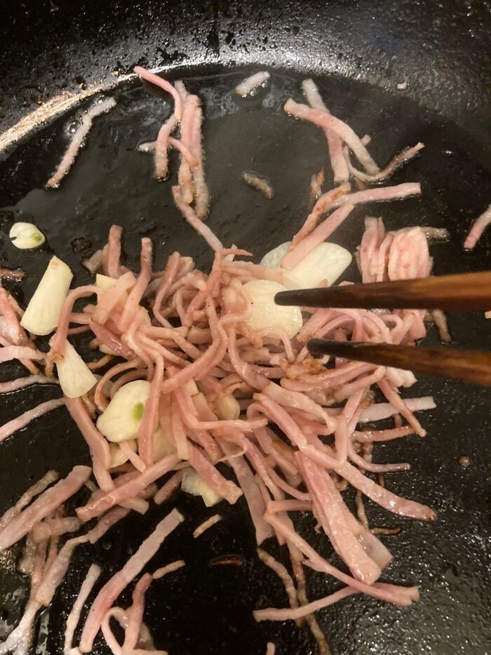 ベーコンとニンニクがあったのでスライスしてカリカリにしました♪