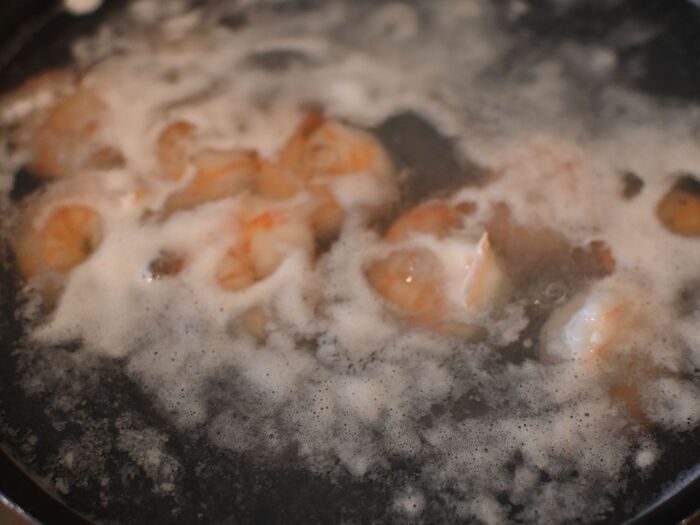 海老を茹でます