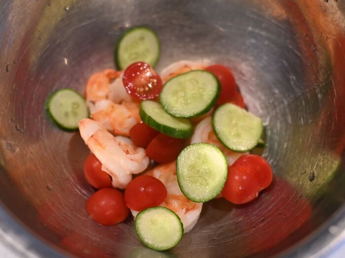 海老とミニトマトときゅうりを合わせます