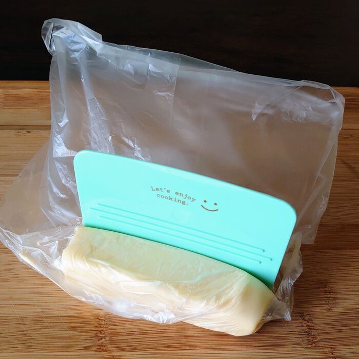 先ずは、スケッパーで縦長にカット