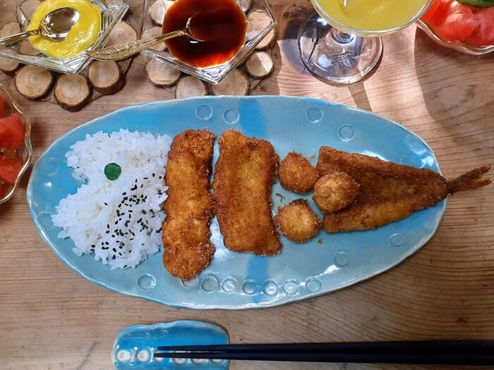 爽やかで可愛いミックスフライ定食!キス、うずらの卵、イカ、小さいエビは繋げて