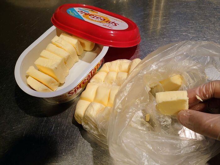 固まったバターを移す