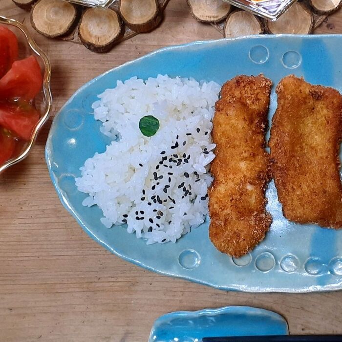 ④器に白飯をのせ、キュウリと黒ごまを添える。