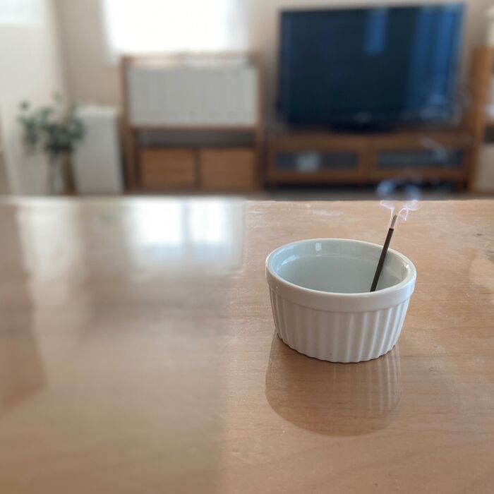 NG例)こんなお香の立て方は危険です