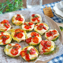 フライパンで簡単♪カレー香るズッキーニのチーズ焼きピザ風