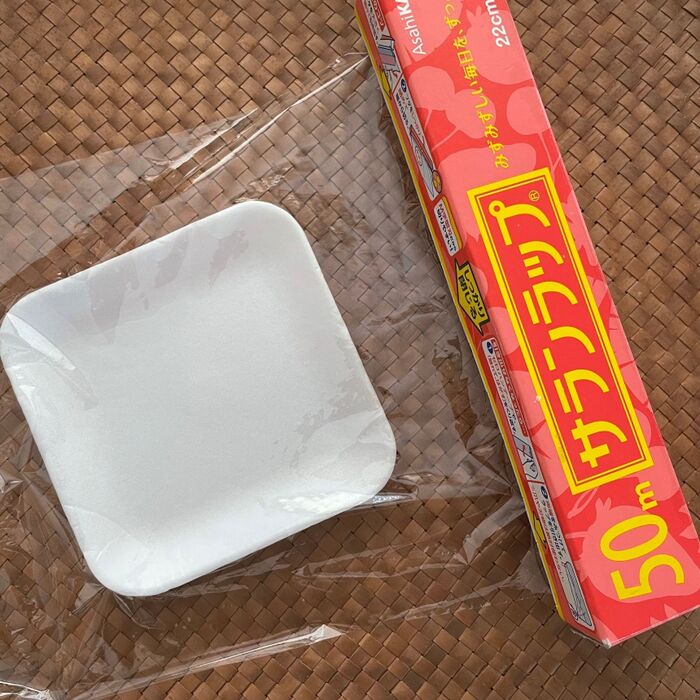 トレーにサランラップをかける