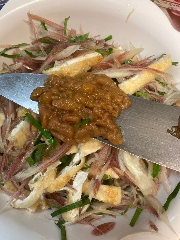 ミョウガ、大葉、お揚げを混ぜたところに叩いた梅干を入れて和えます