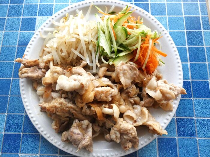 さっと盛り付けられるので、千切り野菜ストックは、おススメです。