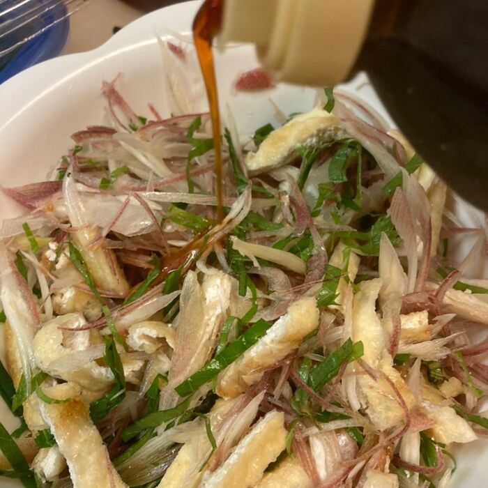 お好みの麺つゆで味を整えて混ぜ合わせます