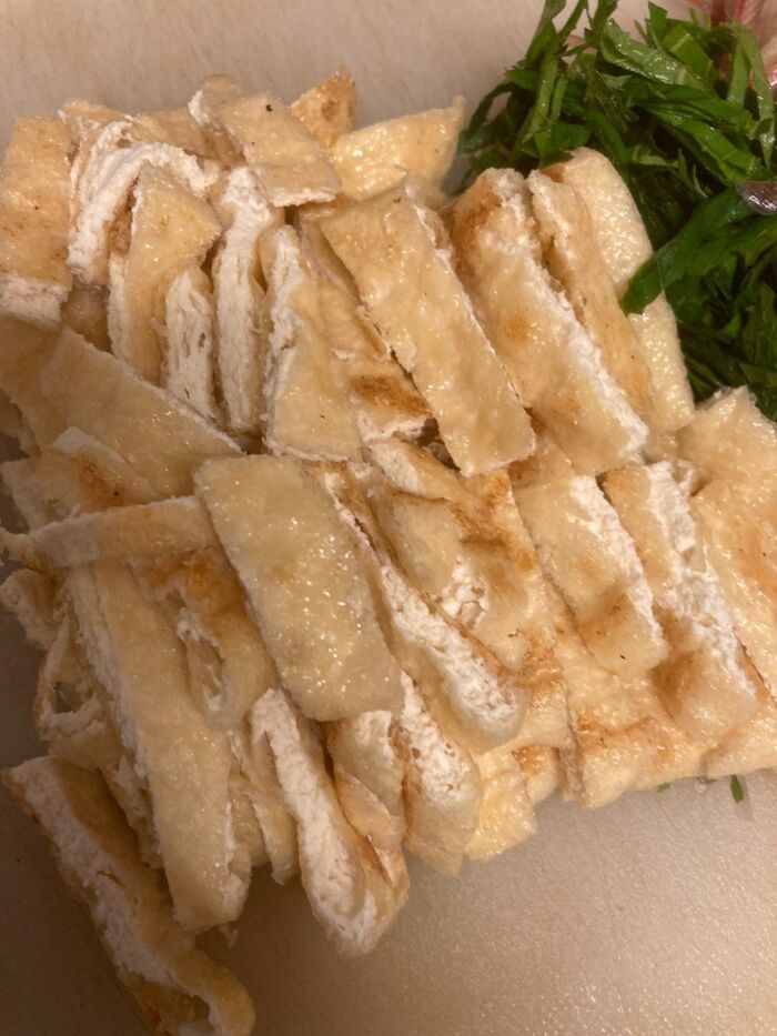 ミョウガと大葉は細く千切りにしてお揚げも拍子に切ります♪