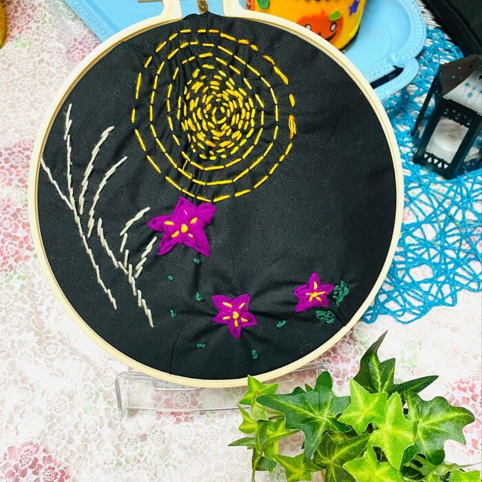 刺繍枠で秋のタペストリー