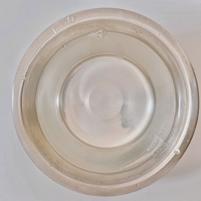 4、ボウルにお湯と食器用洗剤を入れる。
