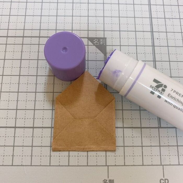 下方の端に糊付けして封筒の袋部分が出来上がりです。