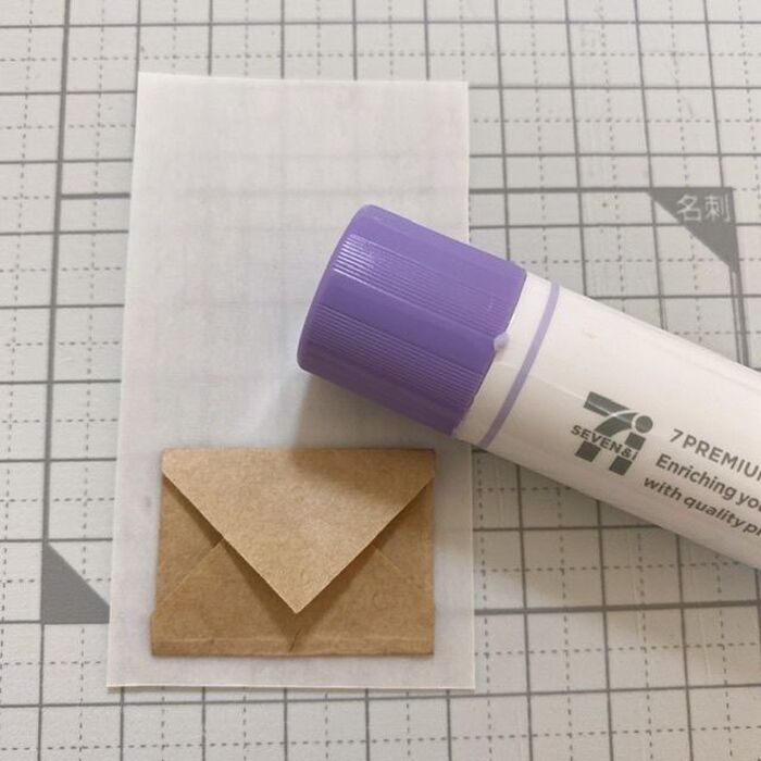 小さな封筒を貼ります。