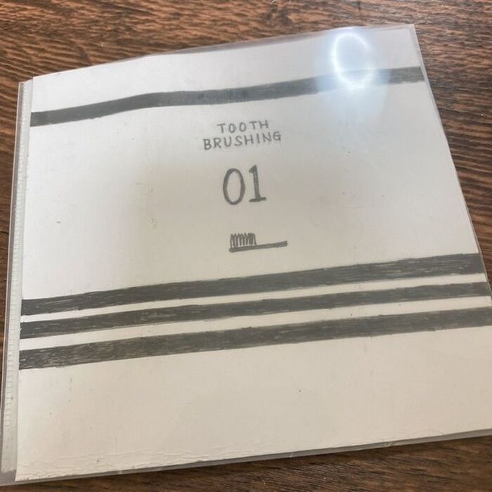 クリアファイルに画用紙を挟み込みます。