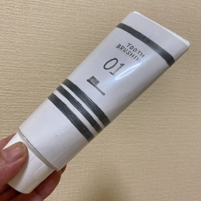 歯磨き粉に巻き付けて貼ったら出来上がり!