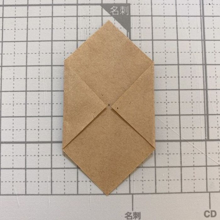 印に向けて垂直に角を折る。