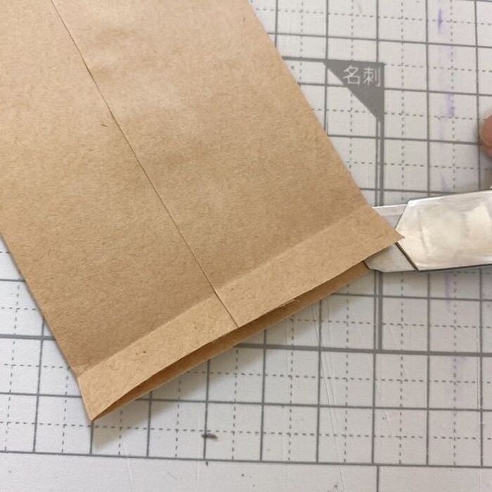 上下を折ってカットします。