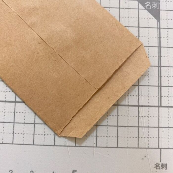 端を斜めにカットして下方を糊付けします。