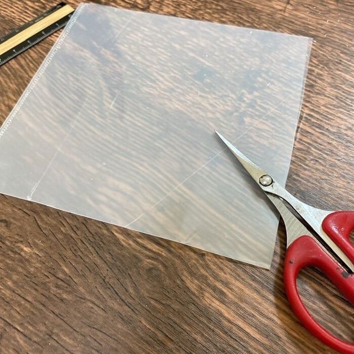 クリアファイルを画用紙より少し長く切る。