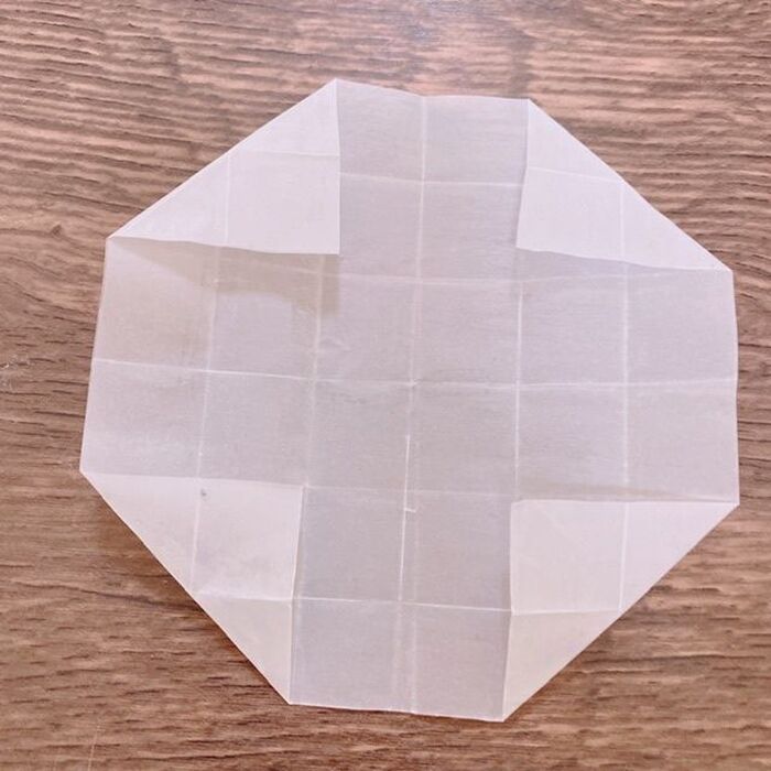 真ん中の正方形に合わせて4隅を折ります。