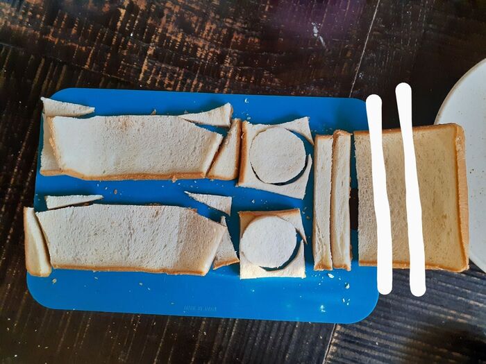 ①食パンの耳を切る。