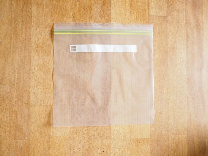 ペラペラのジップ付き袋が一瞬で「マチ付き」に!立てて冷蔵庫で使えます