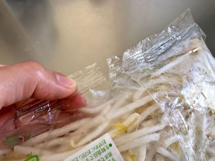 もやしの袋の下部分に1センチほどの切り込みを入れる