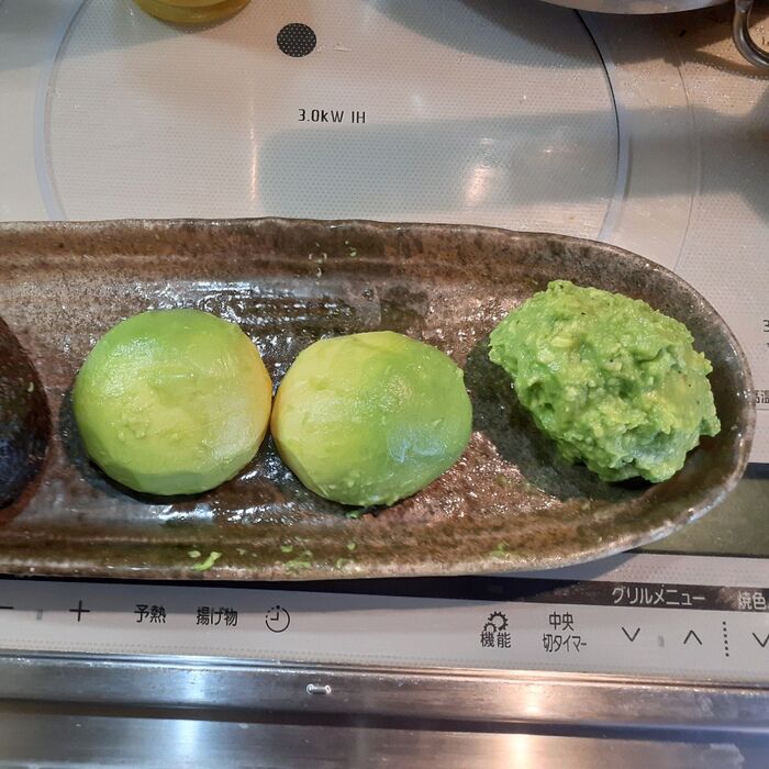 ③(焼いている間に)アボカドを切る。