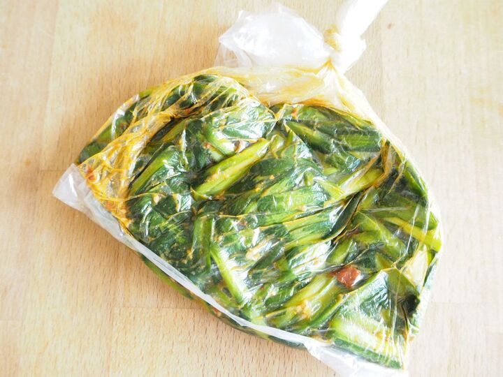 こりゃ新米ドロボウ確定だ!!朝にポリ袋に入れて冷蔵庫に放り込むだけで夕食までに勝手においしくなってるご飯のお供レシピ