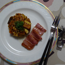 多国籍 meli-melo な 和え物的な 食べ物にbaconを添えて。。。