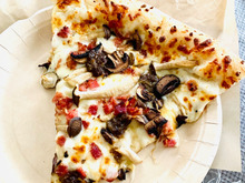 耳まで美味しい!ホワイトソースにマッシュルーム、チーズたっぷりのピザ!