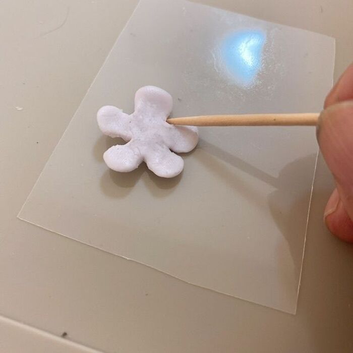 指先と爪楊枝できちんと形成する。